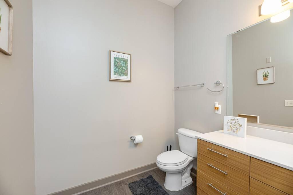Chic Uptown Unit With Gym, Pool Apartment *