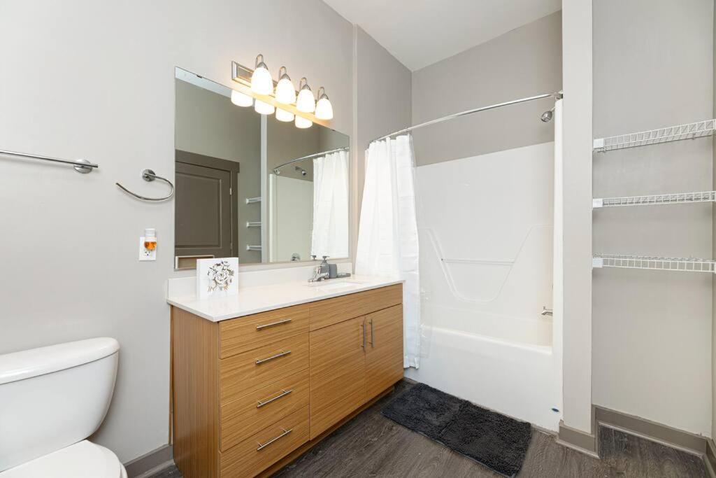 Chic Uptown Unit With Gym, Pool *