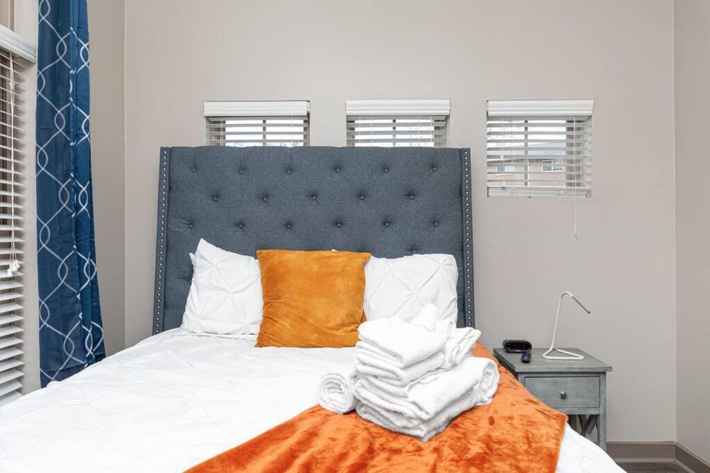Chic Uptown Unit With Gym, Pool Apartment *
