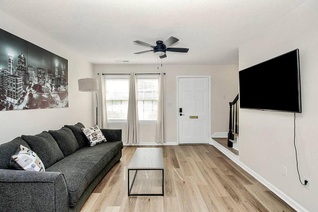 Modern Oasis Close To South End Apartment