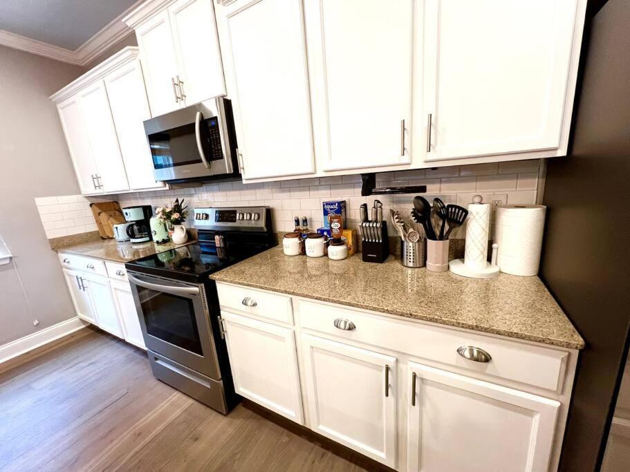 5 Bedrooms 7 Beds Luxury Fenced Yard Pets Ok *