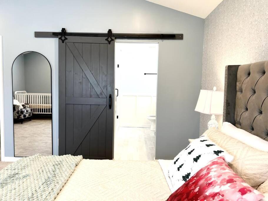 Holiday home 5 Bedrooms 7 Beds Luxury Fenced Yard Pets Ok