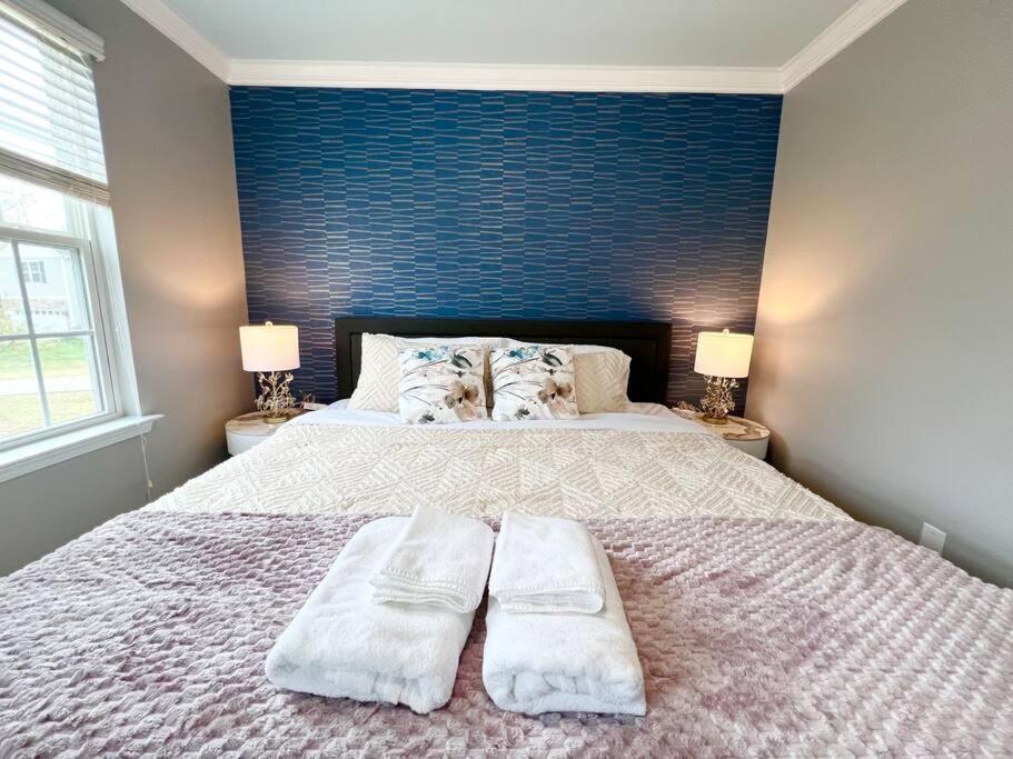 Holiday home 5 Bedrooms 7 Beds Luxury Fenced Yard Pets Ok