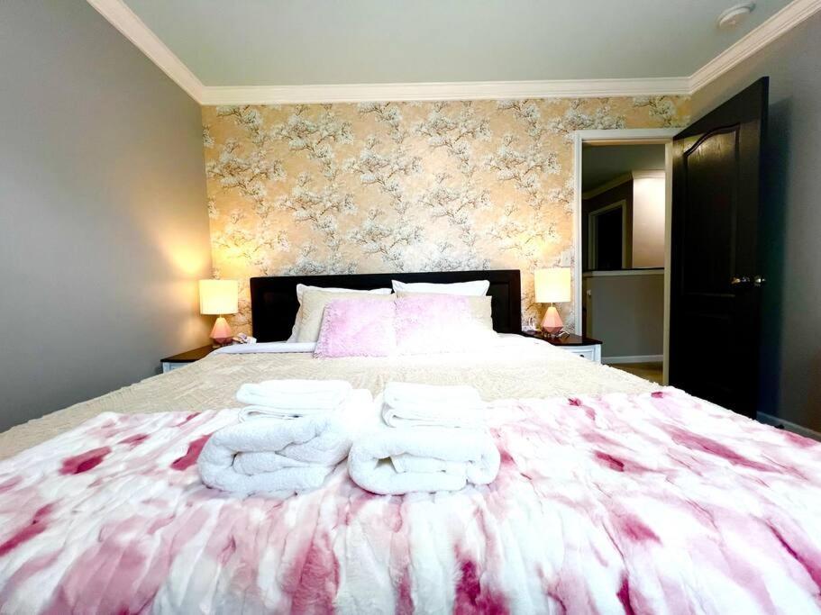Holiday home 5 Bedrooms 7 Beds Luxury Fenced Yard Pets Ok *