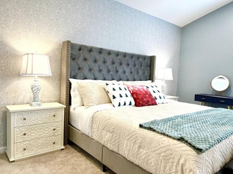 5 Bedrooms 7 Beds Luxury Fenced Yard Pets Ok Holiday home Charlotte