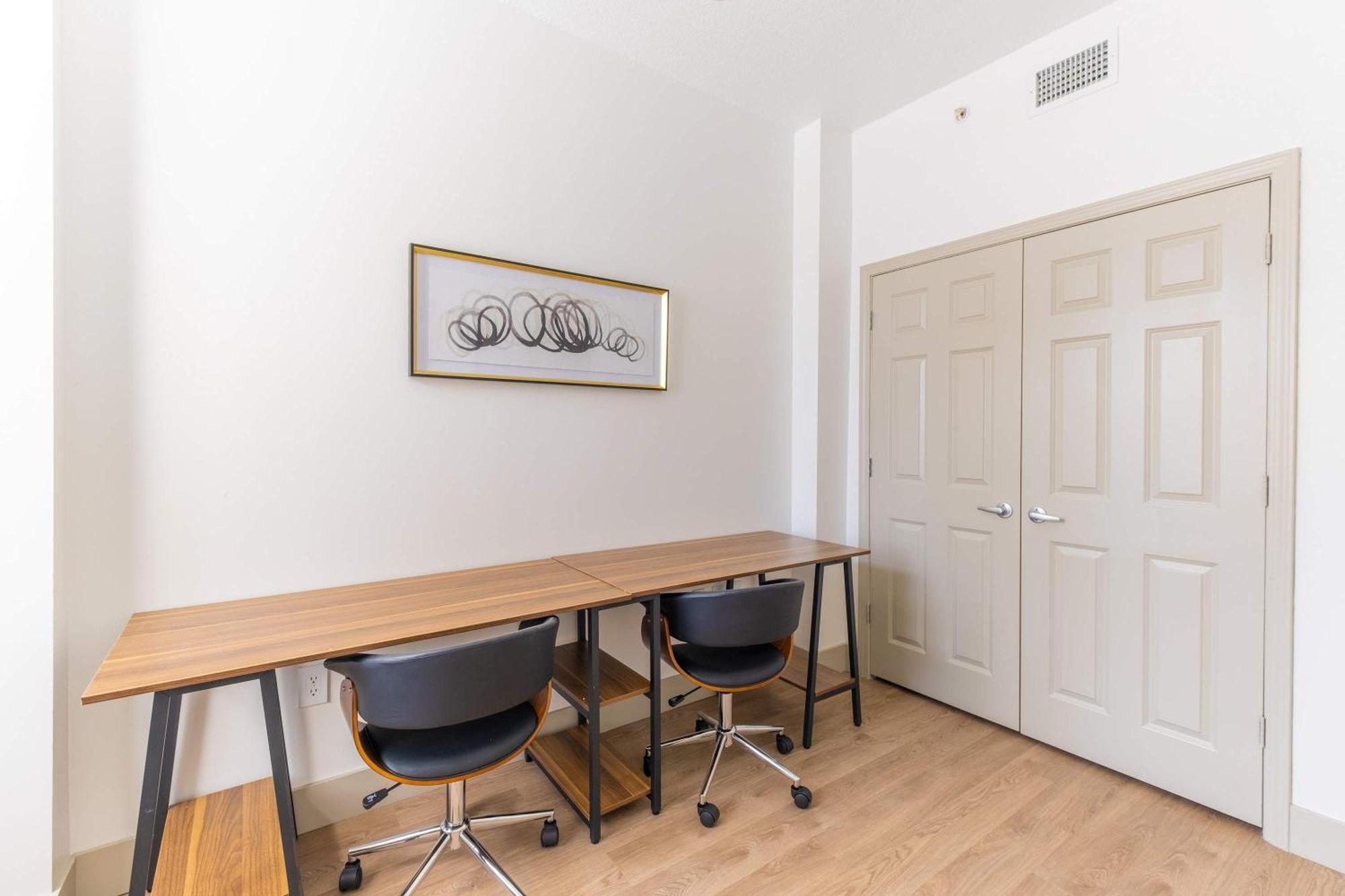 3br Modern Downtown With Gym & Office Apartment *