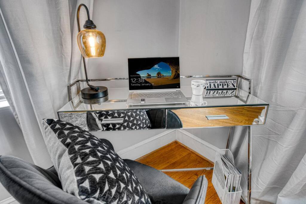 Cozy & Charming Home, Minutes To Everything! Holiday home Charlotte