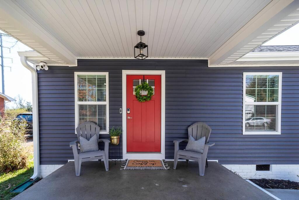 Uptown Oasis, Hot Tub, Swing Chairs, Fire Pit, Gazebo Holiday home