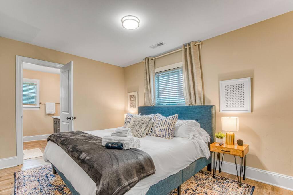 Holiday home Uptown Oasis, Hot Tub, Swing Chairs, Fire Pit, Gazebo Charlotte