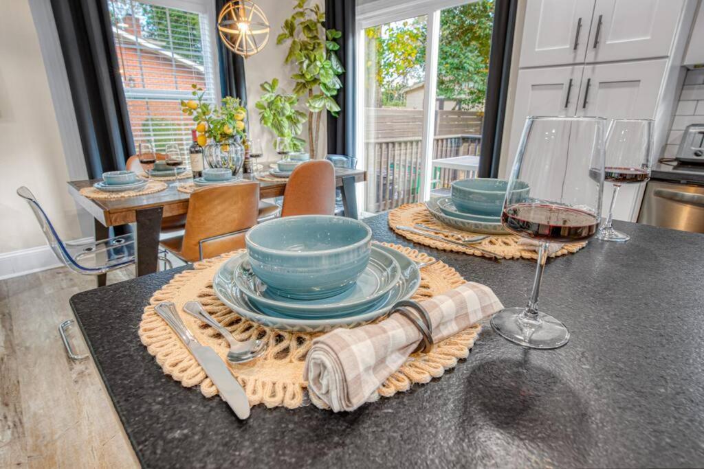Uptown Oasis, Hot Tub, Swing Chairs, Fire Pit, Gazebo Holiday home