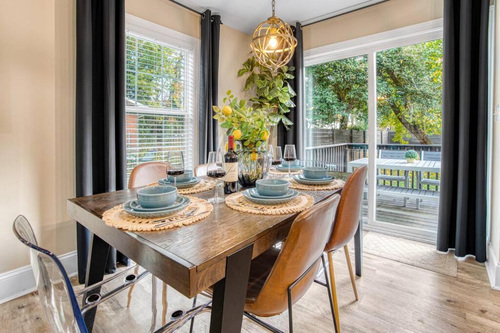 Uptown Oasis, Hot Tub, Swing Chairs, Fire Pit, Gazebo Holiday home Charlotte