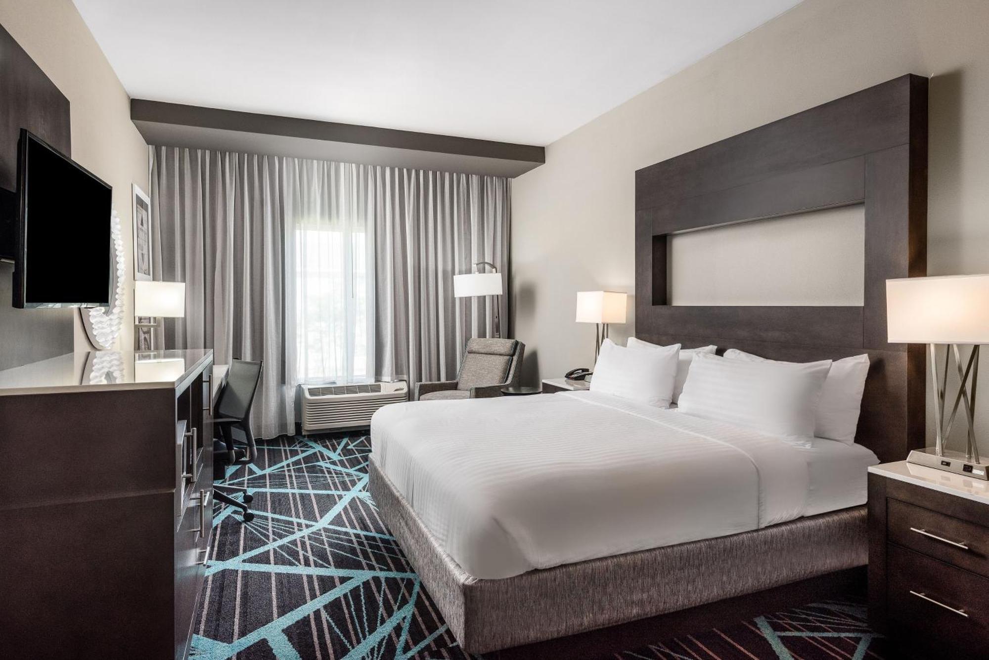 Hotel Express & - Airport By Ihg 3*