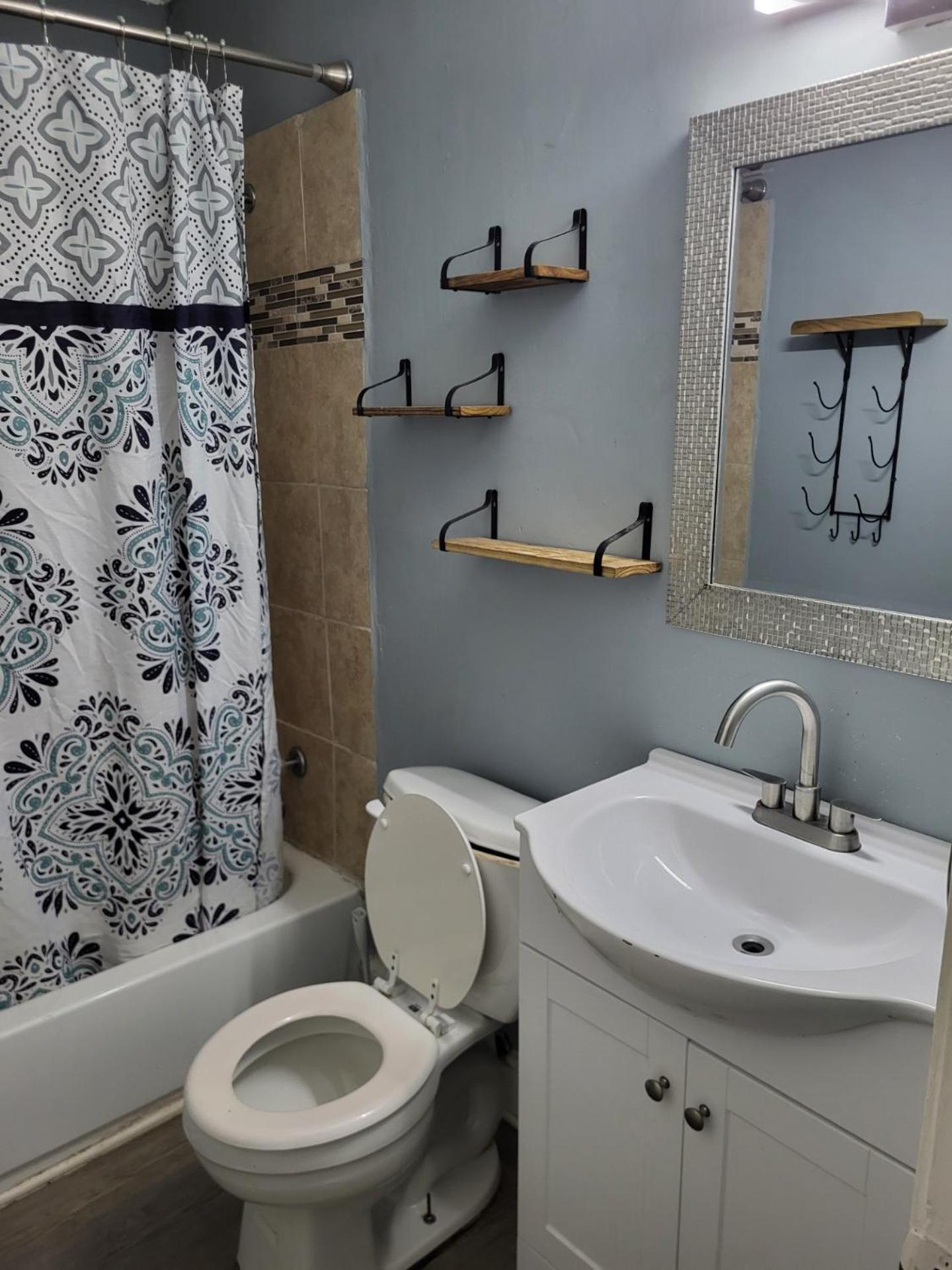 5 Bedrooms* Close To Downtown *