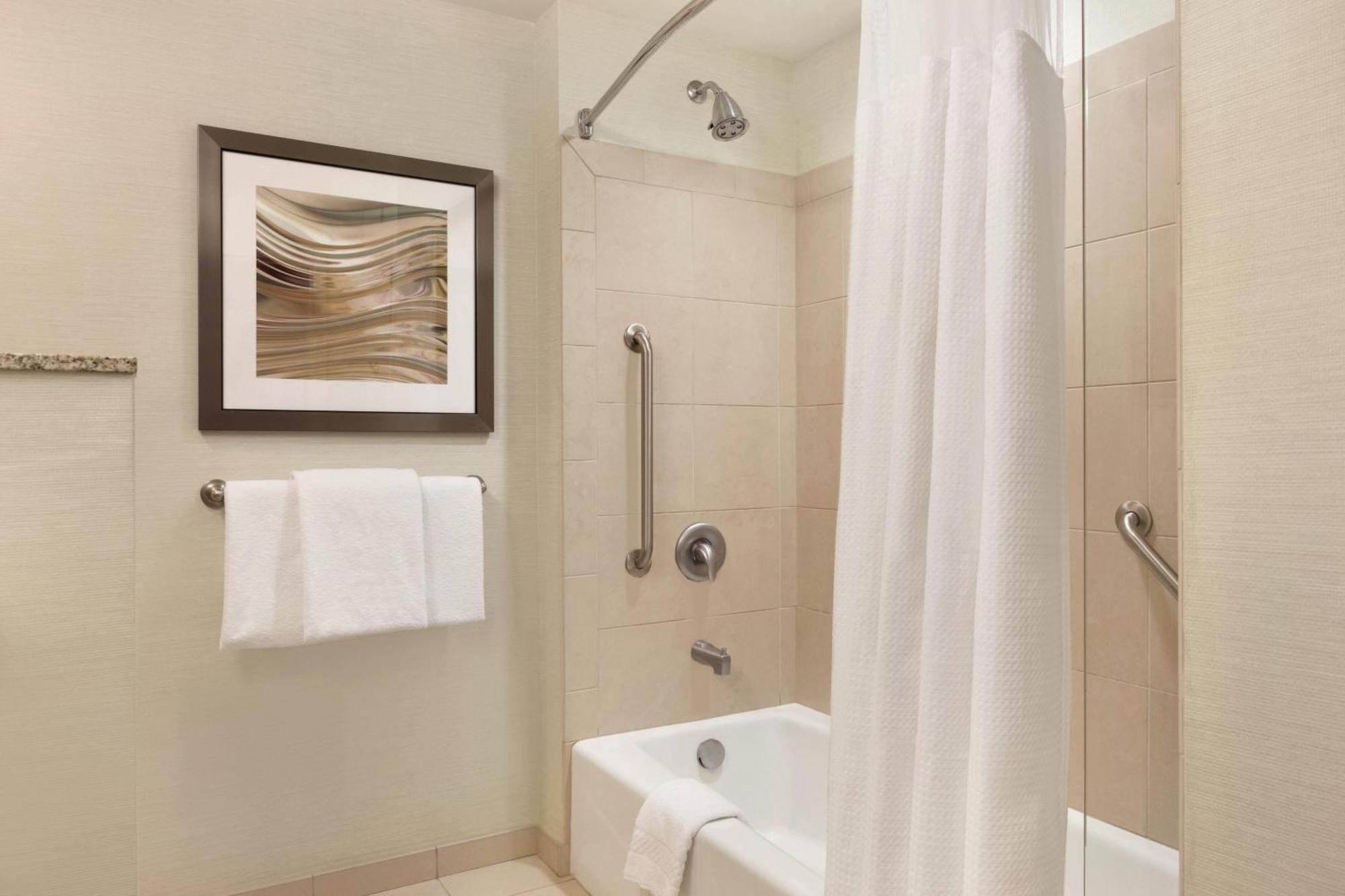 Courtyard Airport North Hotel 3*