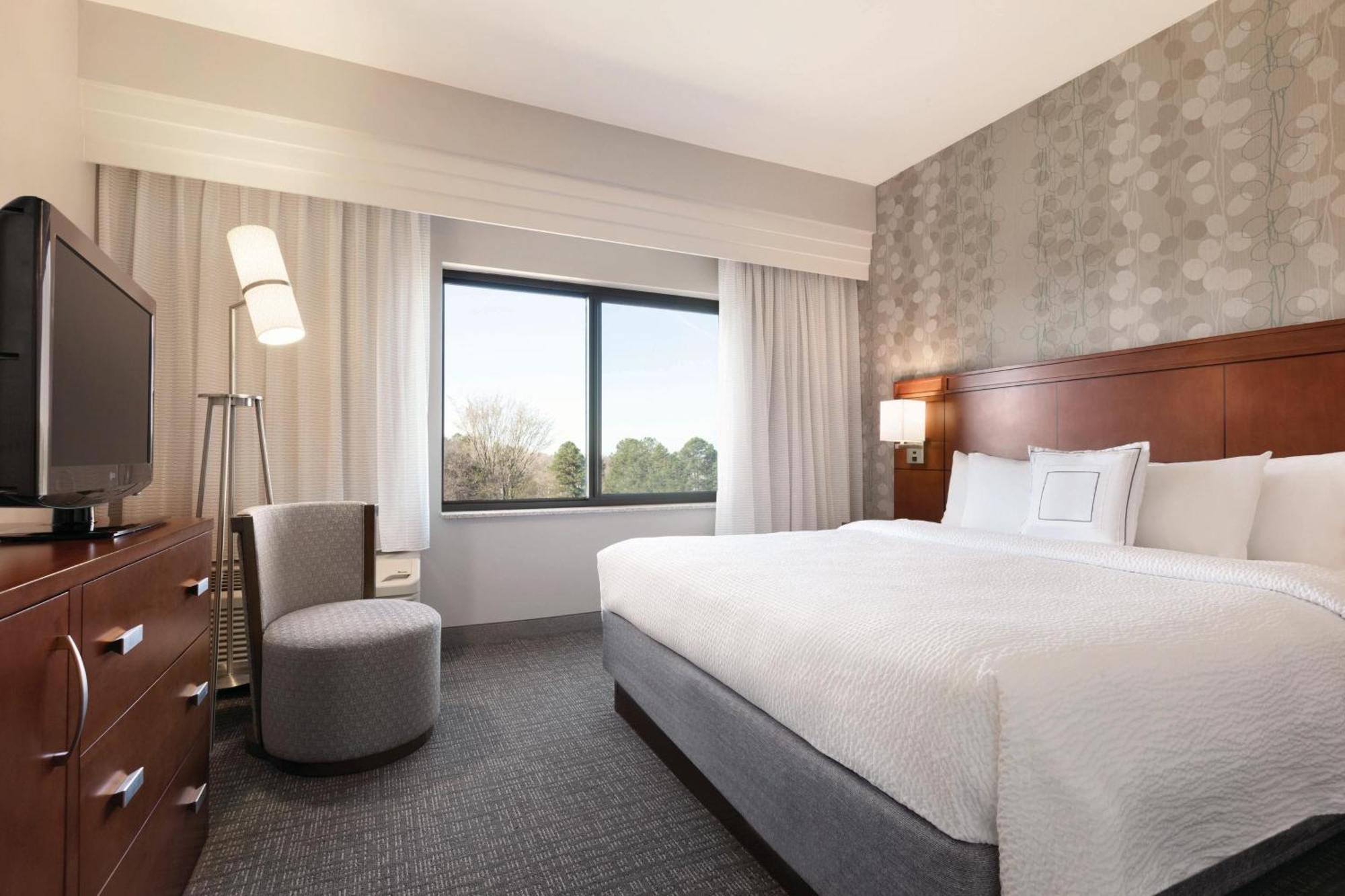 Courtyard Airport North 3*