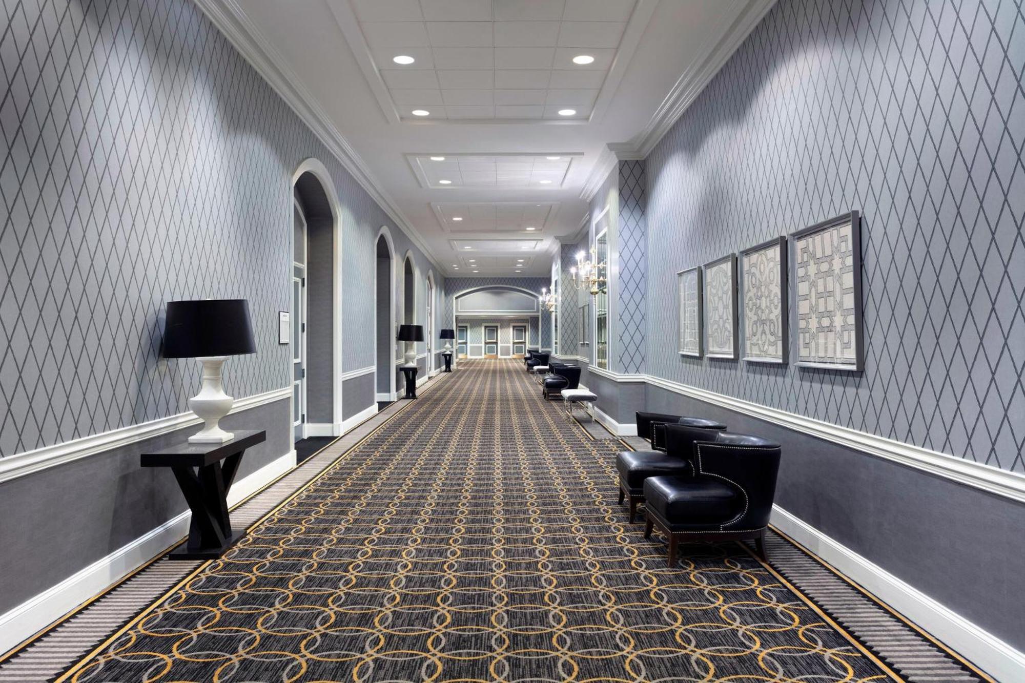 Le Meridien Hotel 4*