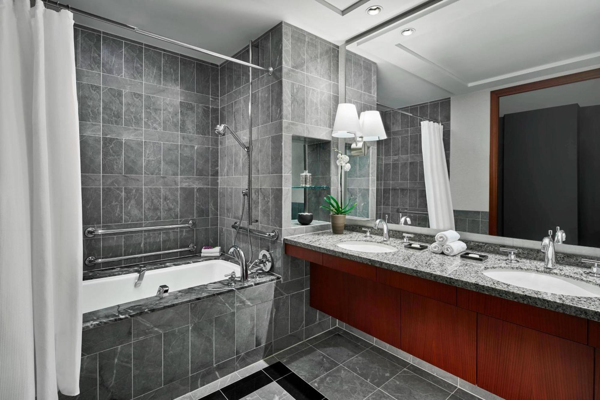 The Ritz-carlton, Hotel 5*