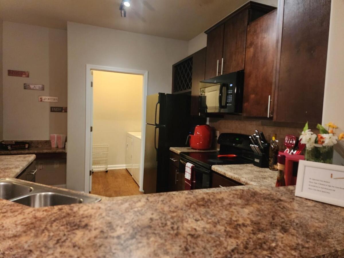 Apartment Two The Movies - Spacious - Sleeps 7 Instant Booking!