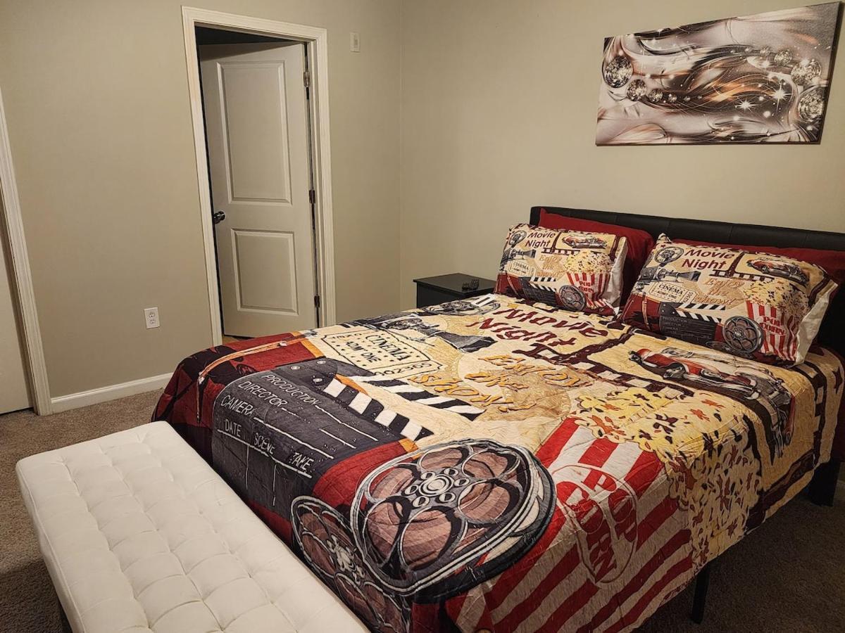 Two The Movies - Spacious - Sleeps 7 Instant Booking! Apartment *