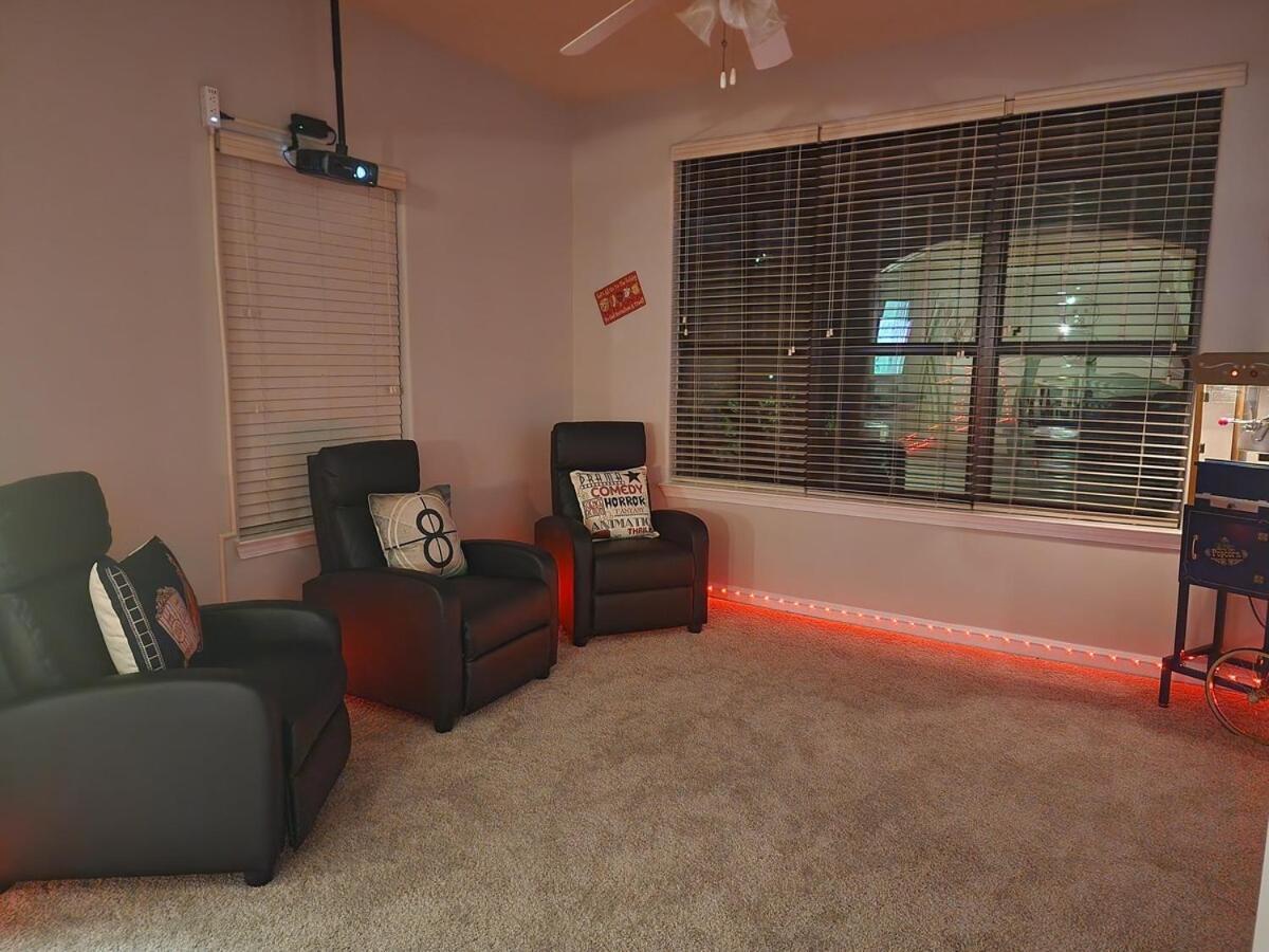 Apartment Two The Movies - Spacious - Sleeps 7 Instant Booking! Charlotte