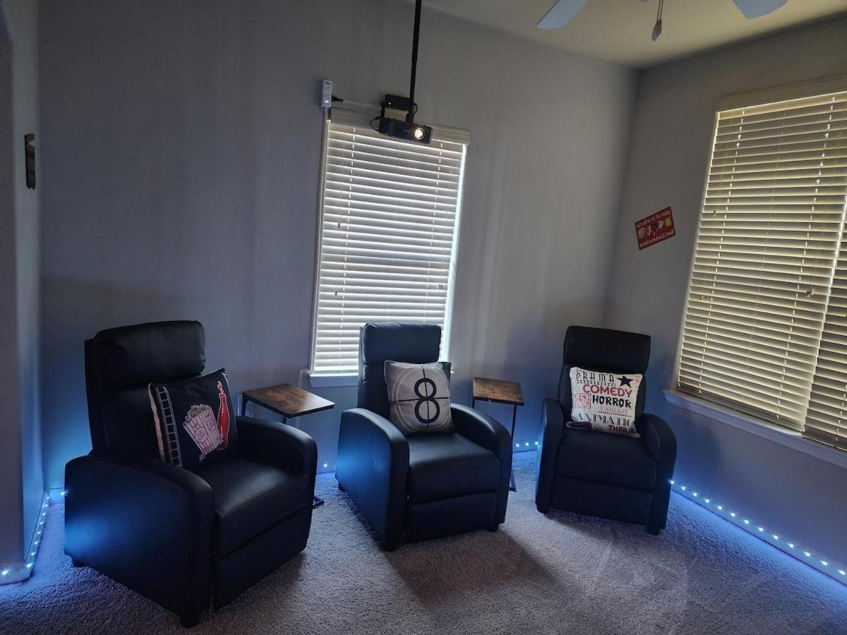 Two The Movies - Spacious - Sleeps 7 Instant Booking! Apartment