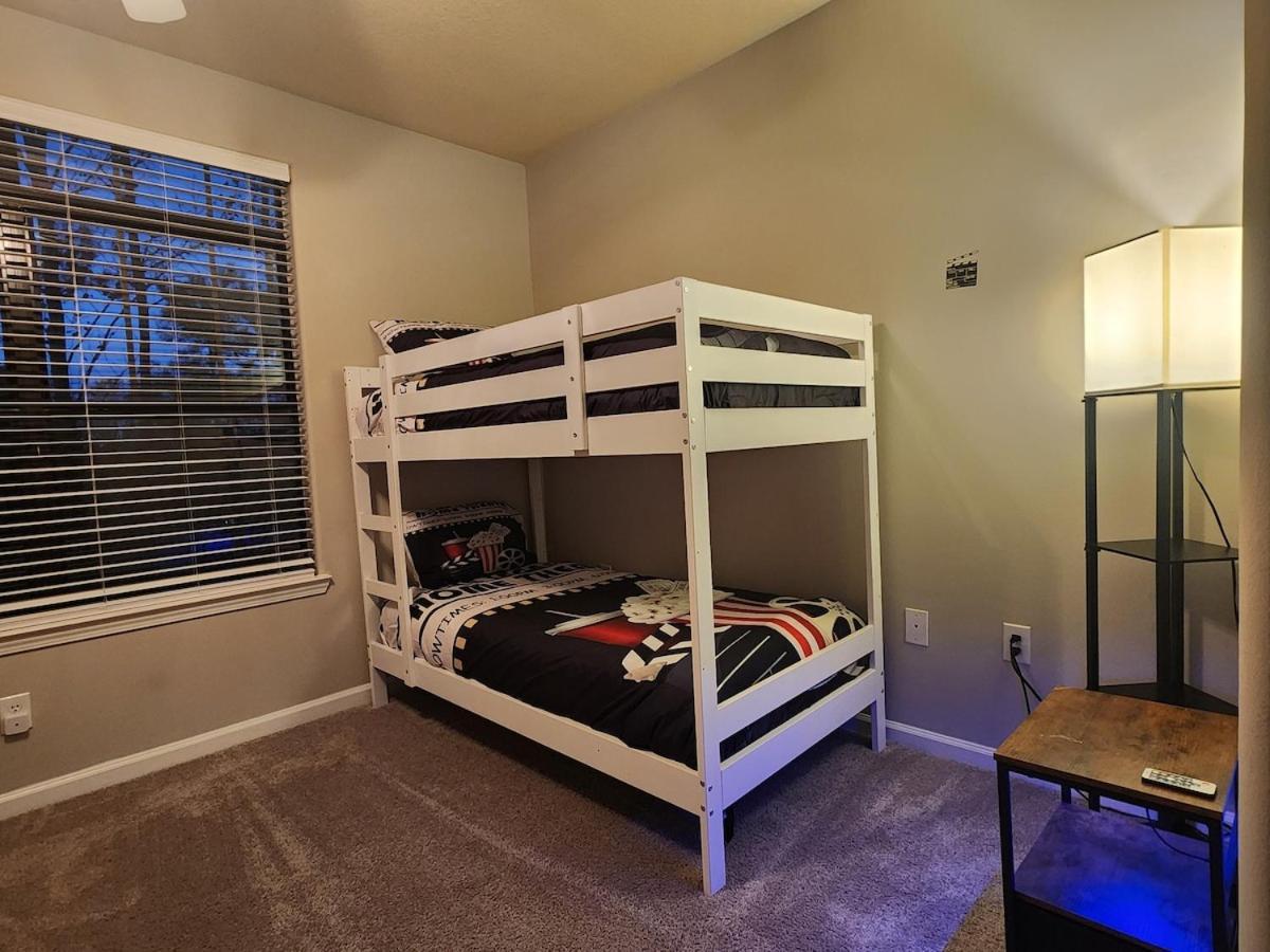 Two The Movies - Spacious - Sleeps 7 Instant Booking! Apartment *