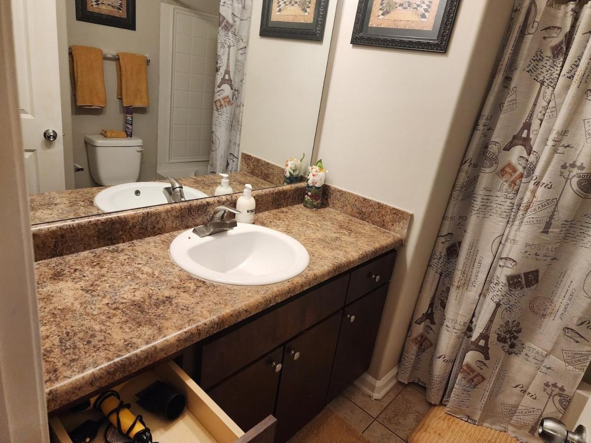 Two The Movies - Spacious - Sleeps 7 Instant Booking! Apartment Charlotte