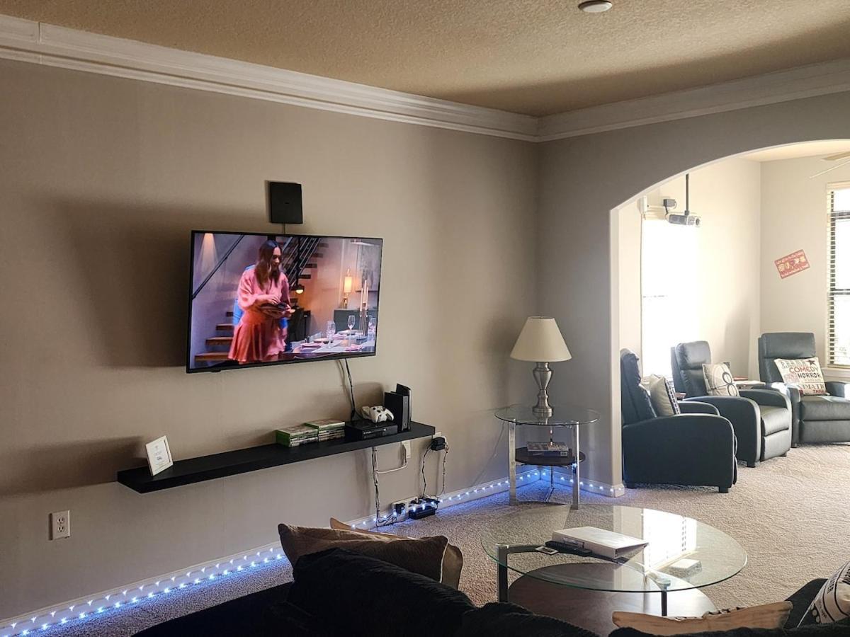 Two The Movies - Spacious - Sleeps 7 Instant Booking! Charlotte