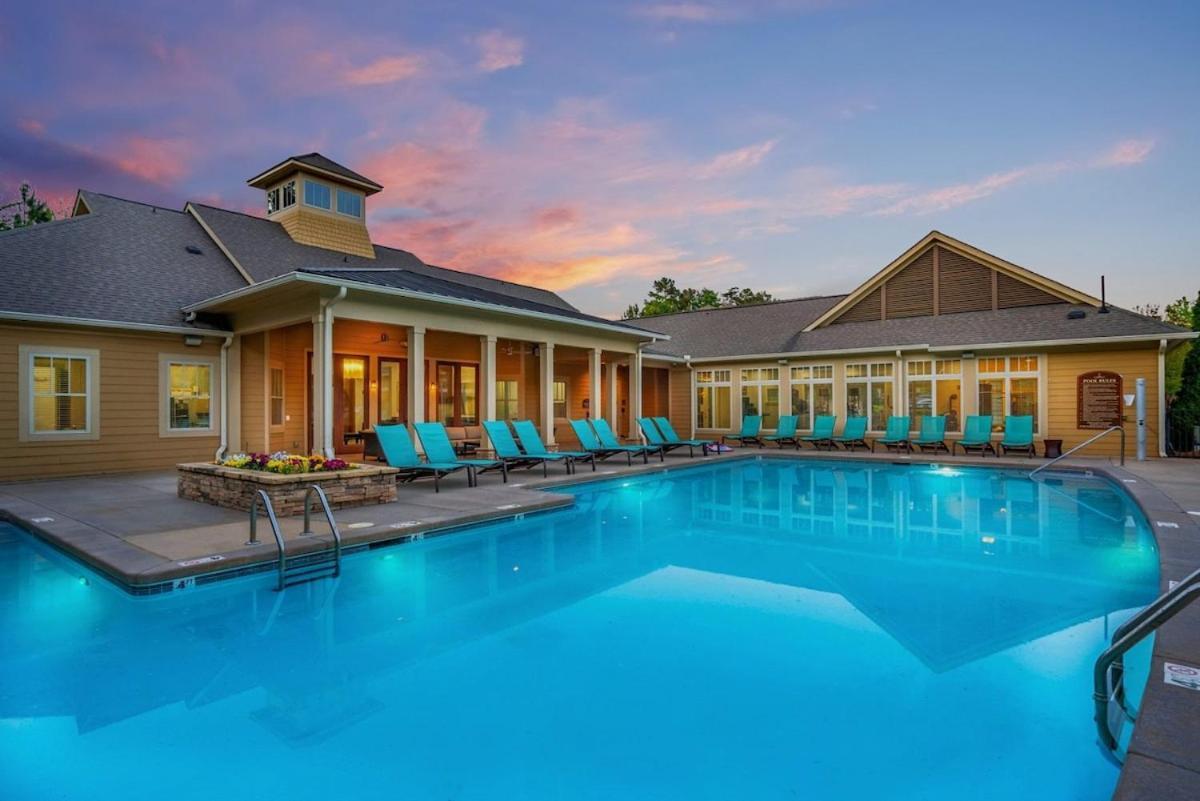Two The Movies - Spacious - Sleeps 7 Instant Booking! * Charlotte