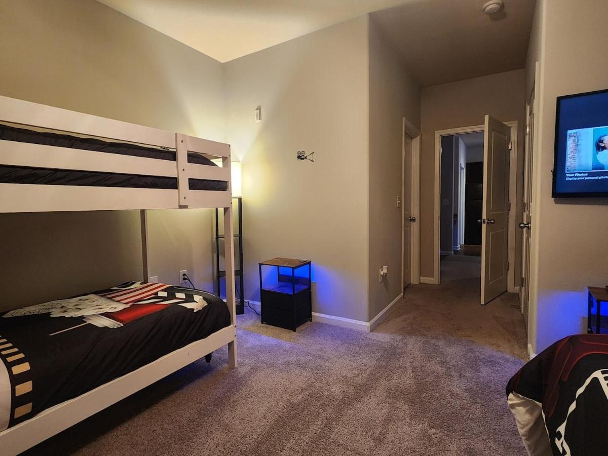 Two The Movies - Spacious - Sleeps 7 Instant Booking! Apartment Charlotte