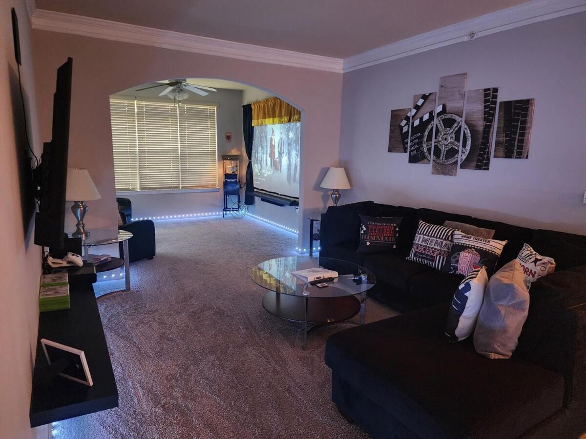 Apartment Two The Movies - Spacious - Sleeps 7 Instant Booking! Charlotte