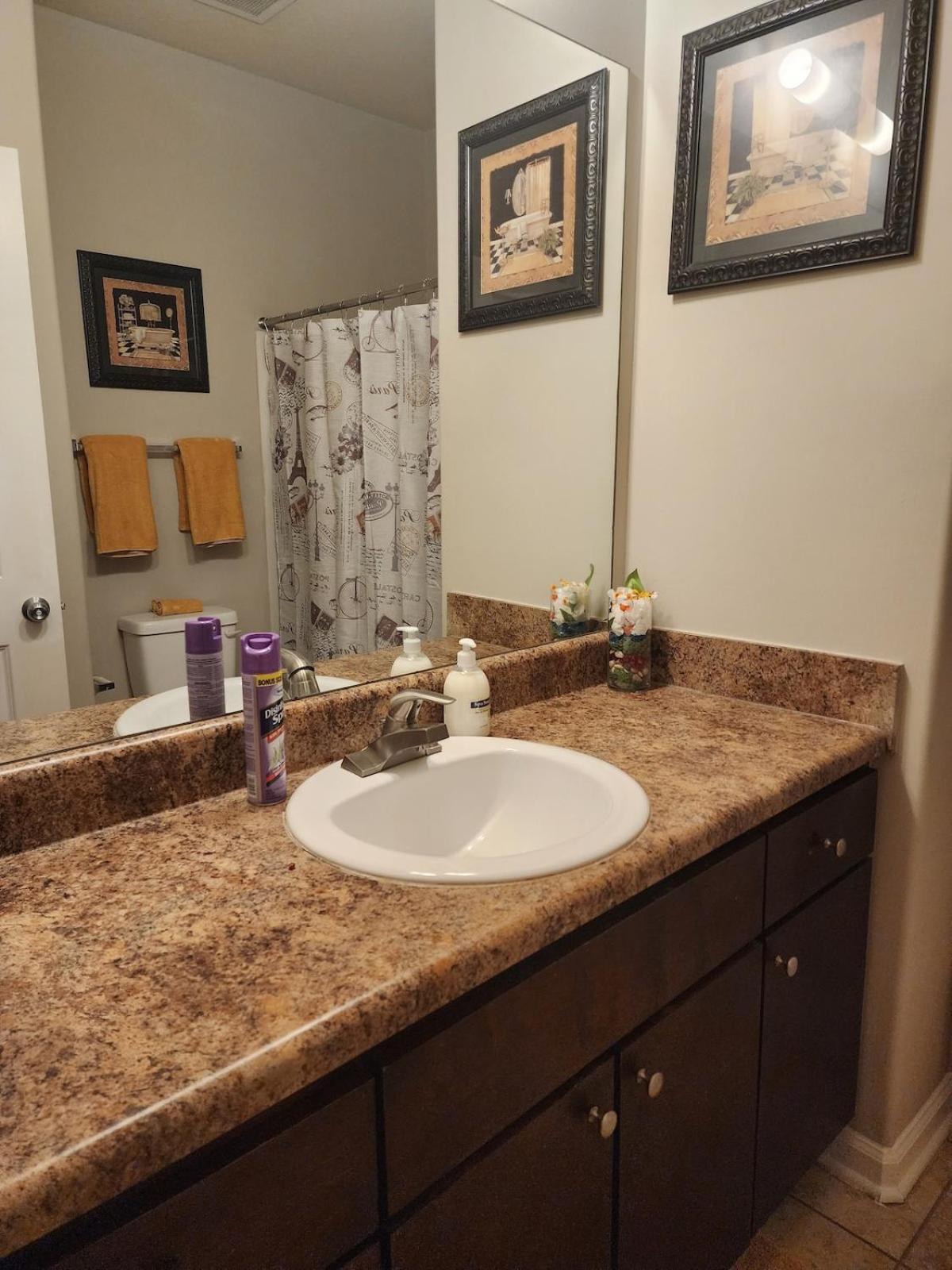 Two The Movies - Spacious - Sleeps 7 Instant Booking!