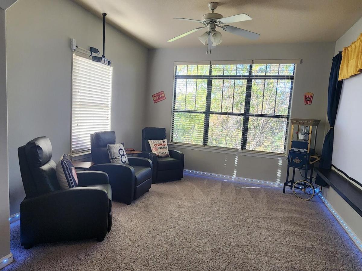 Two The Movies - Spacious - Sleeps 7 Instant Booking! Apartment