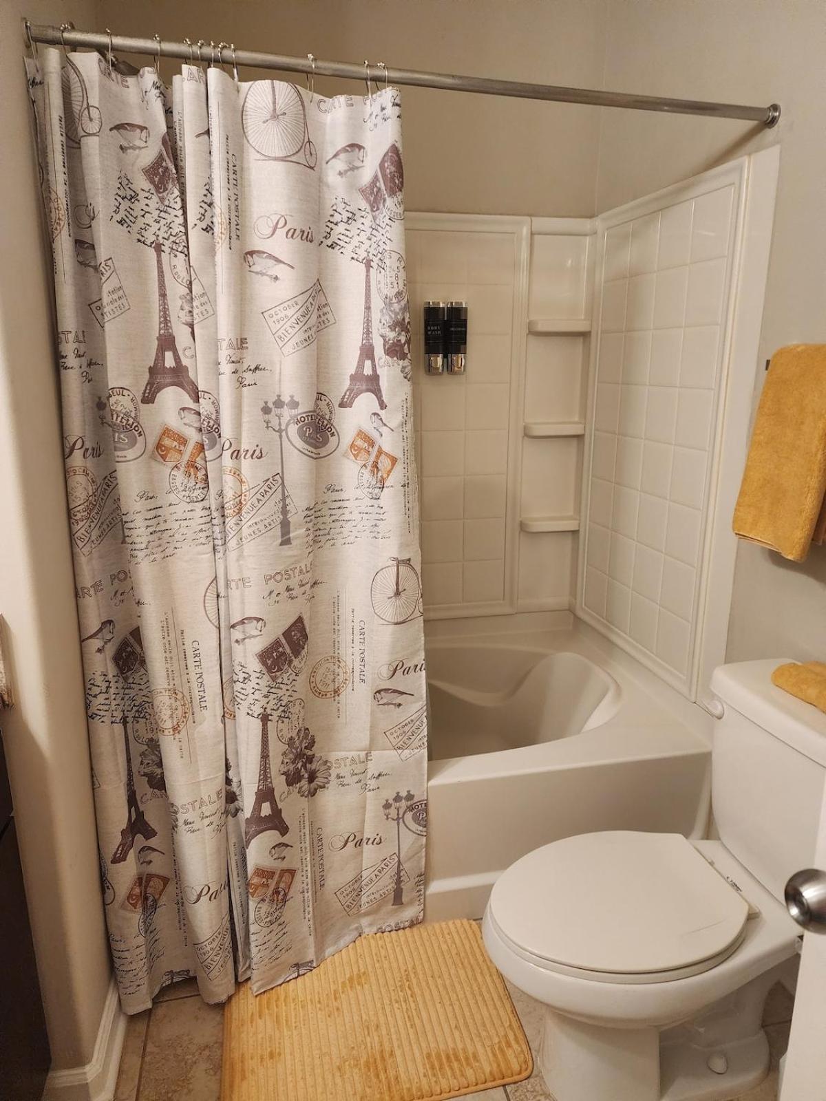 Apartment Two The Movies - Spacious - Sleeps 7 Instant Booking!