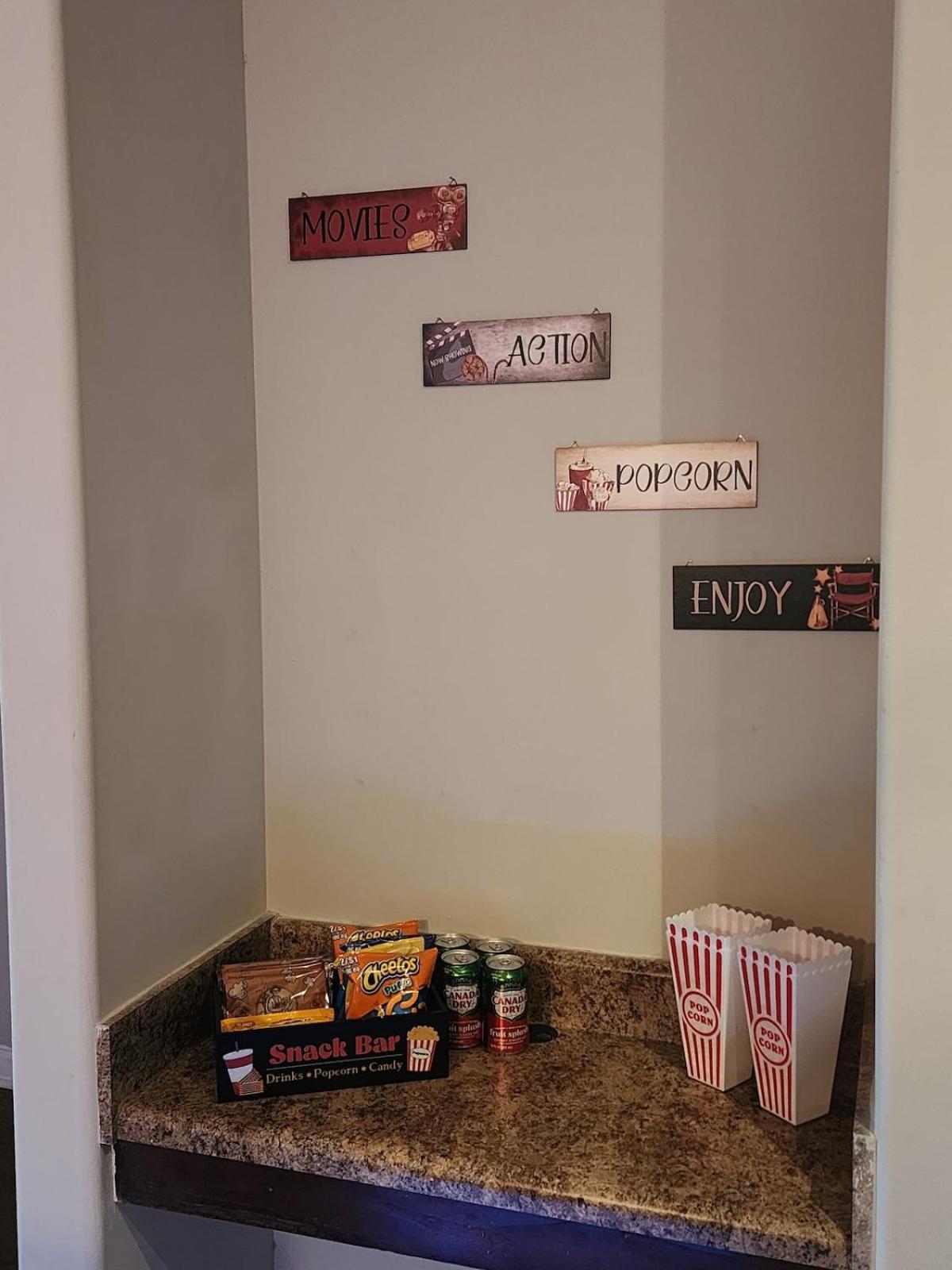 Two The Movies - Spacious - Sleeps 7 Instant Booking! Apartment *