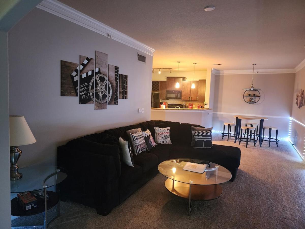 Two The Movies - Spacious - Sleeps 7 Instant Booking! Apartment