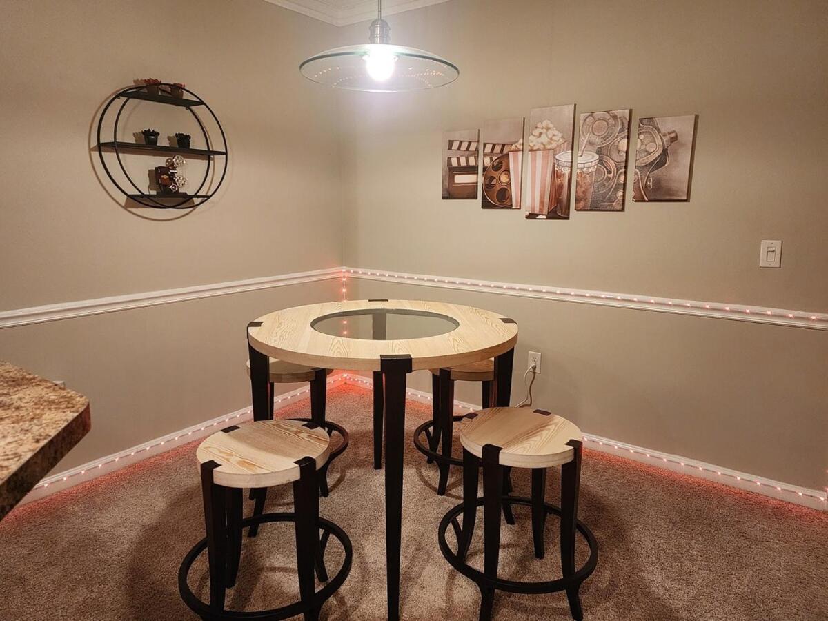 Apartment Two The Movies - Spacious - Sleeps 7 Instant Booking!