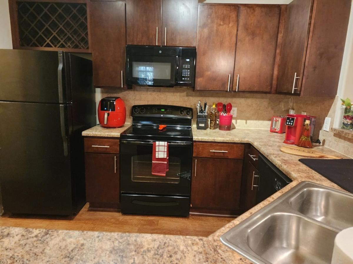 Two The Movies - Spacious - Sleeps 7 Instant Booking! Apartment *