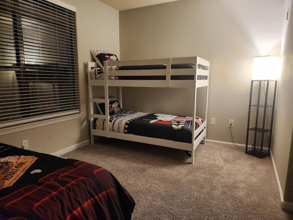 Two The Movies - Spacious - Sleeps 7 Instant Booking! Apartment Charlotte