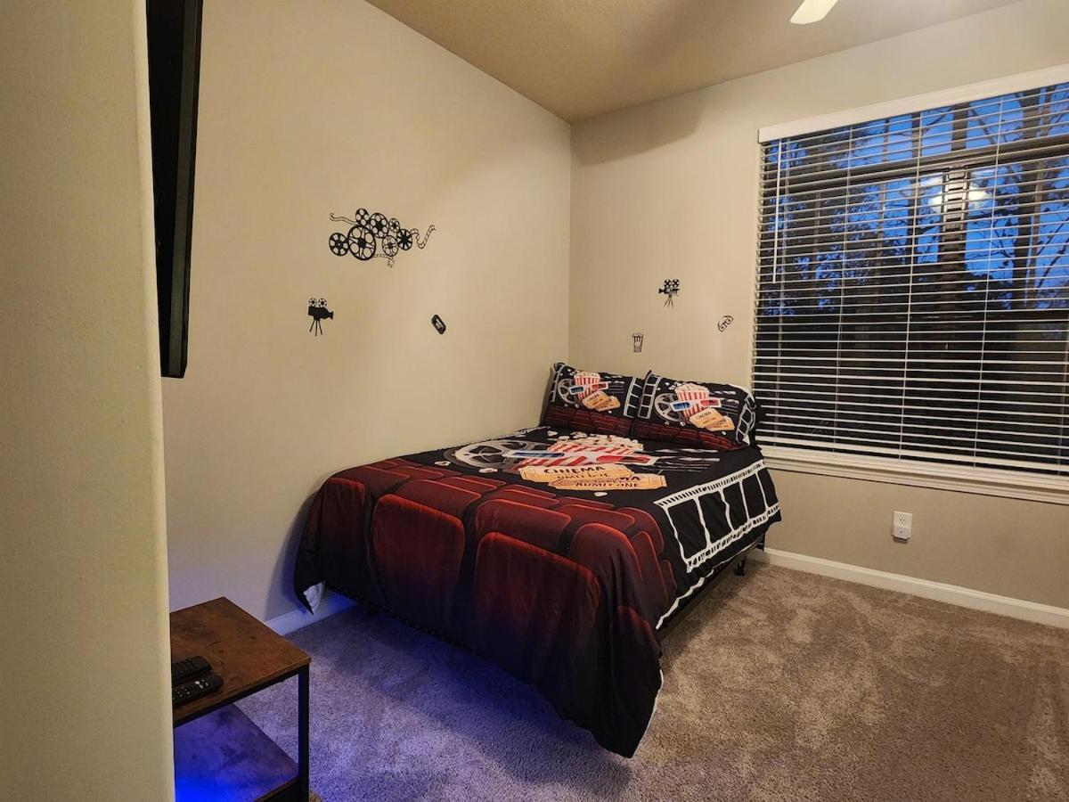 Two The Movies - Spacious - Sleeps 7 Instant Booking! *