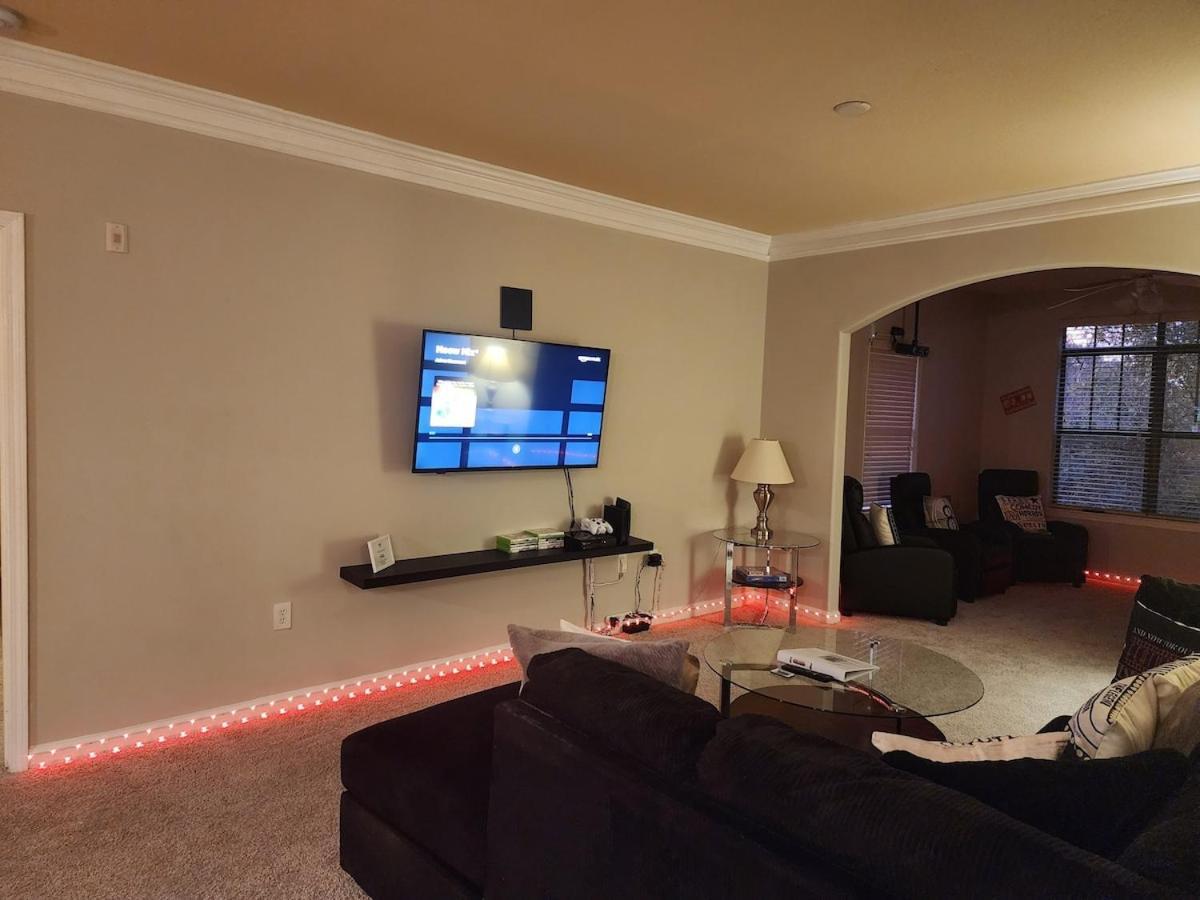 Two The Movies - Spacious - Sleeps 7 Instant Booking! Apartment Charlotte