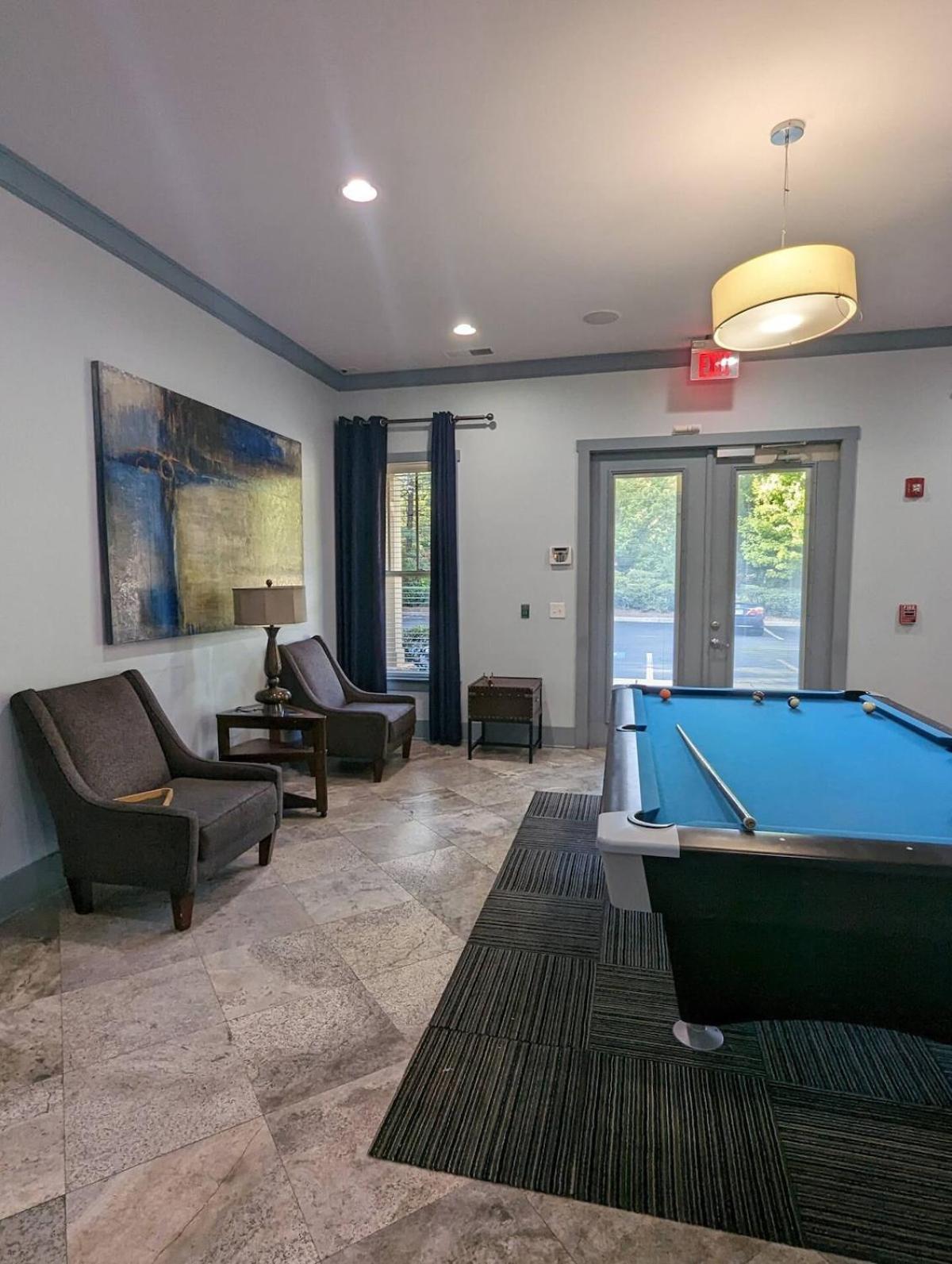 Two The Movies - Spacious - Sleeps 7 Instant Booking! Charlotte