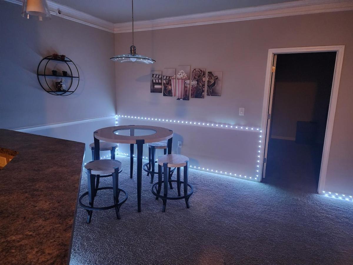 Two The Movies - Spacious - Sleeps 7 Instant Booking! * Charlotte