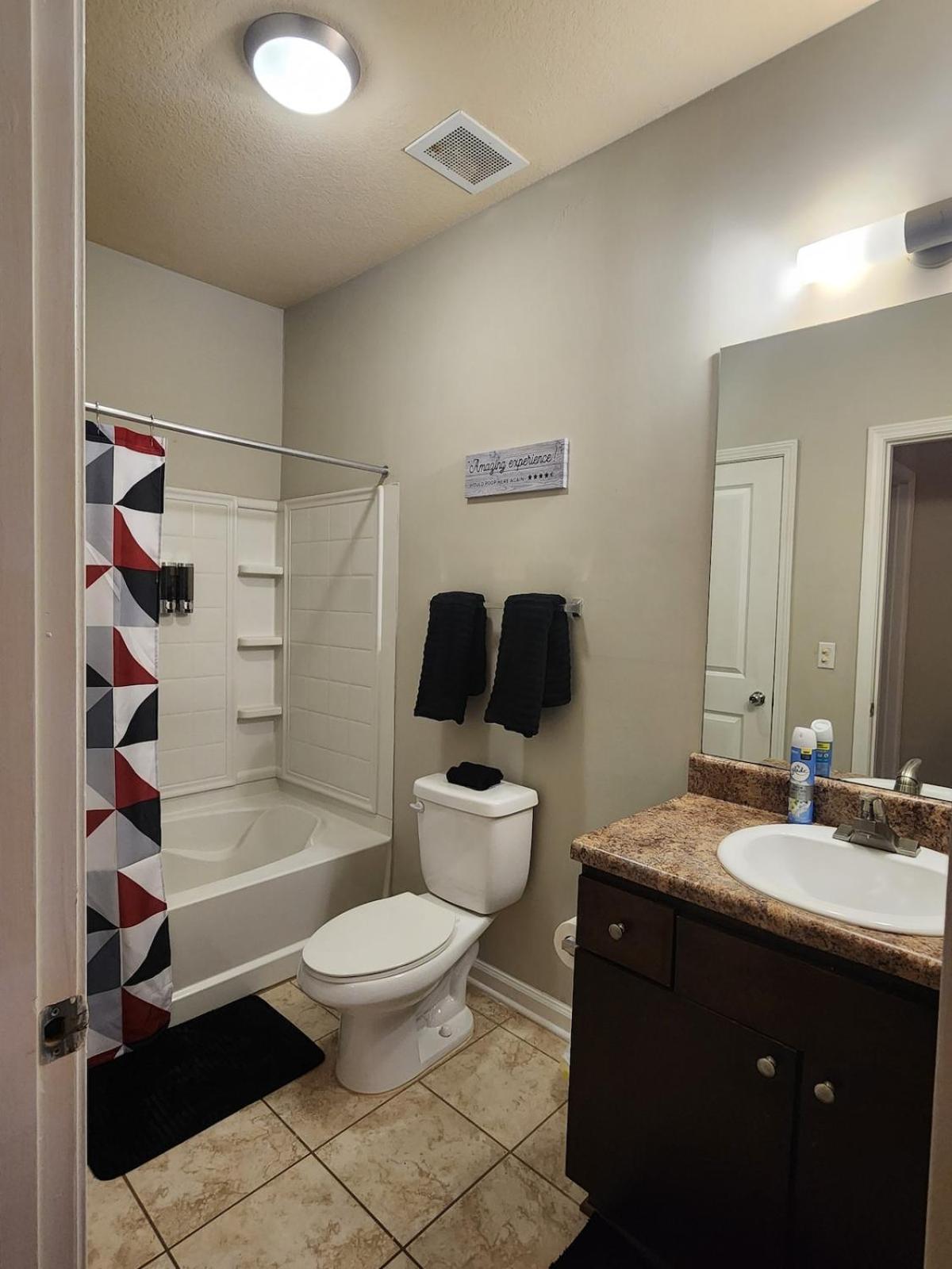 Two The Movies - Spacious - Sleeps 7 Instant Booking!