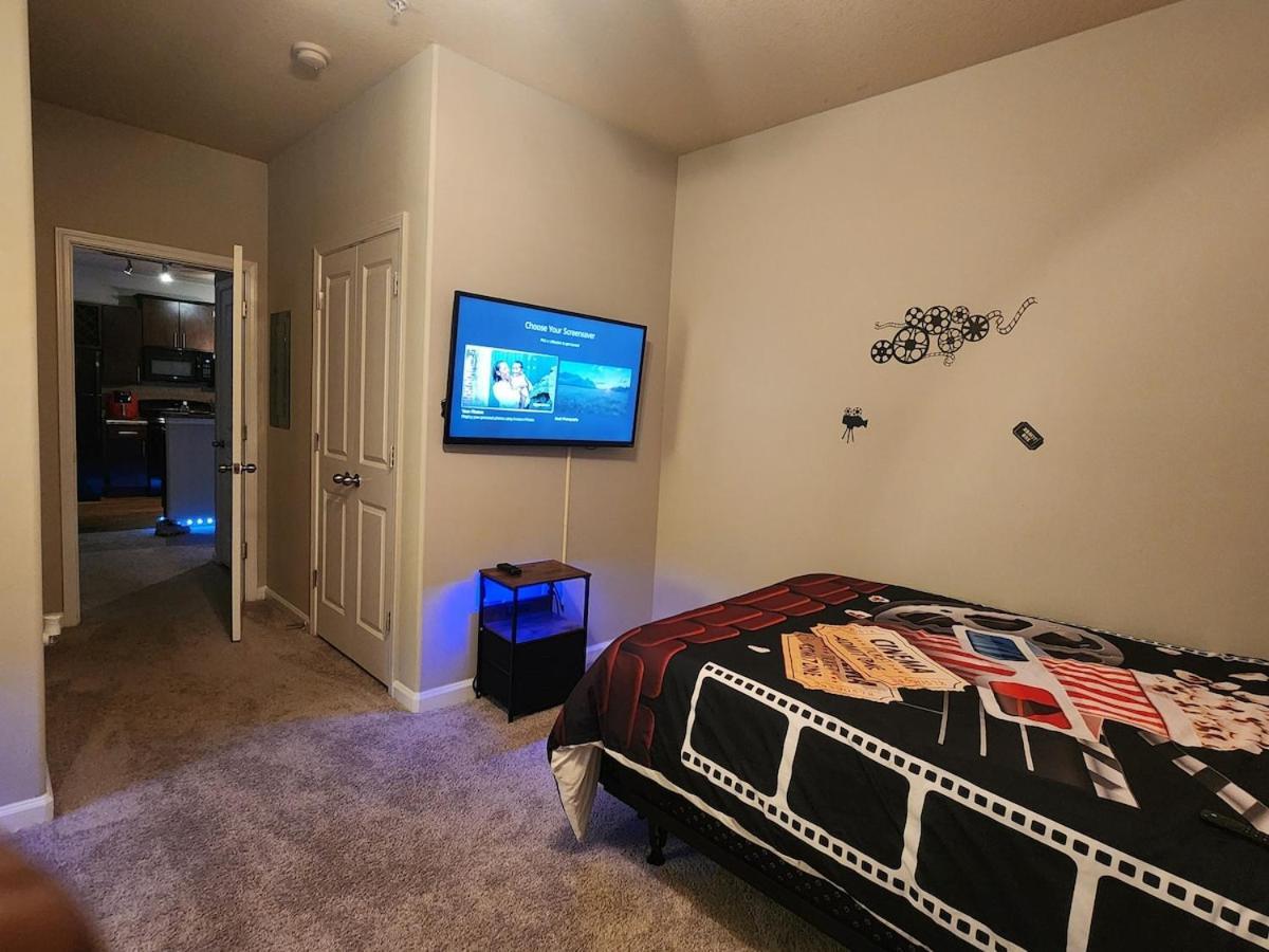 Apartment Two The Movies - Spacious - Sleeps 7 Instant Booking! *