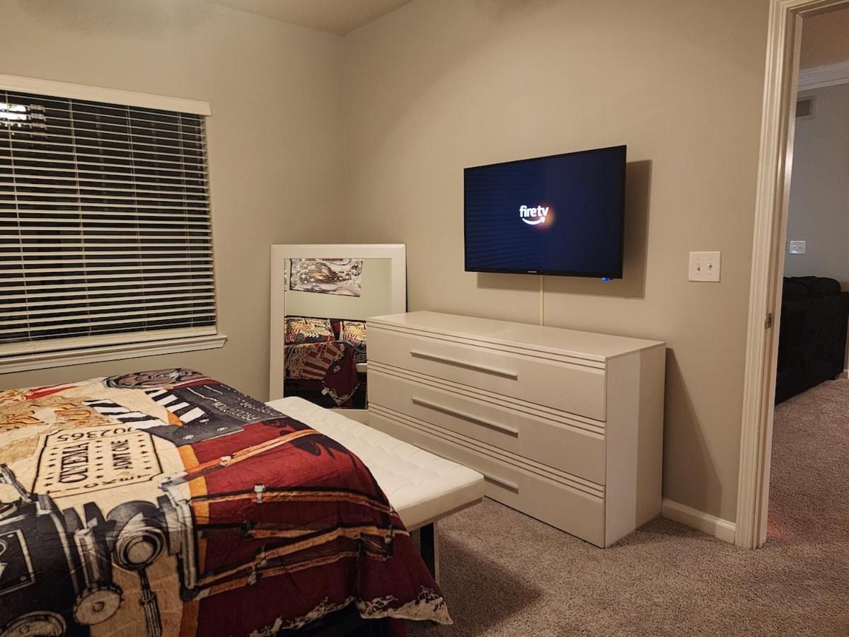 Apartment Two The Movies - Spacious - Sleeps 7 Instant Booking! Charlotte