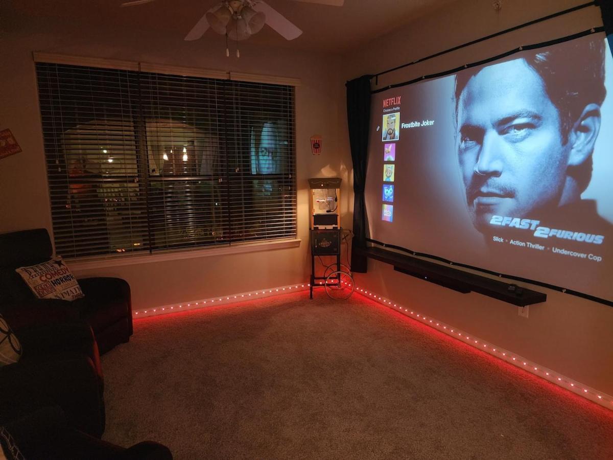 Two The Movies - Spacious - Sleeps 7 Instant Booking!