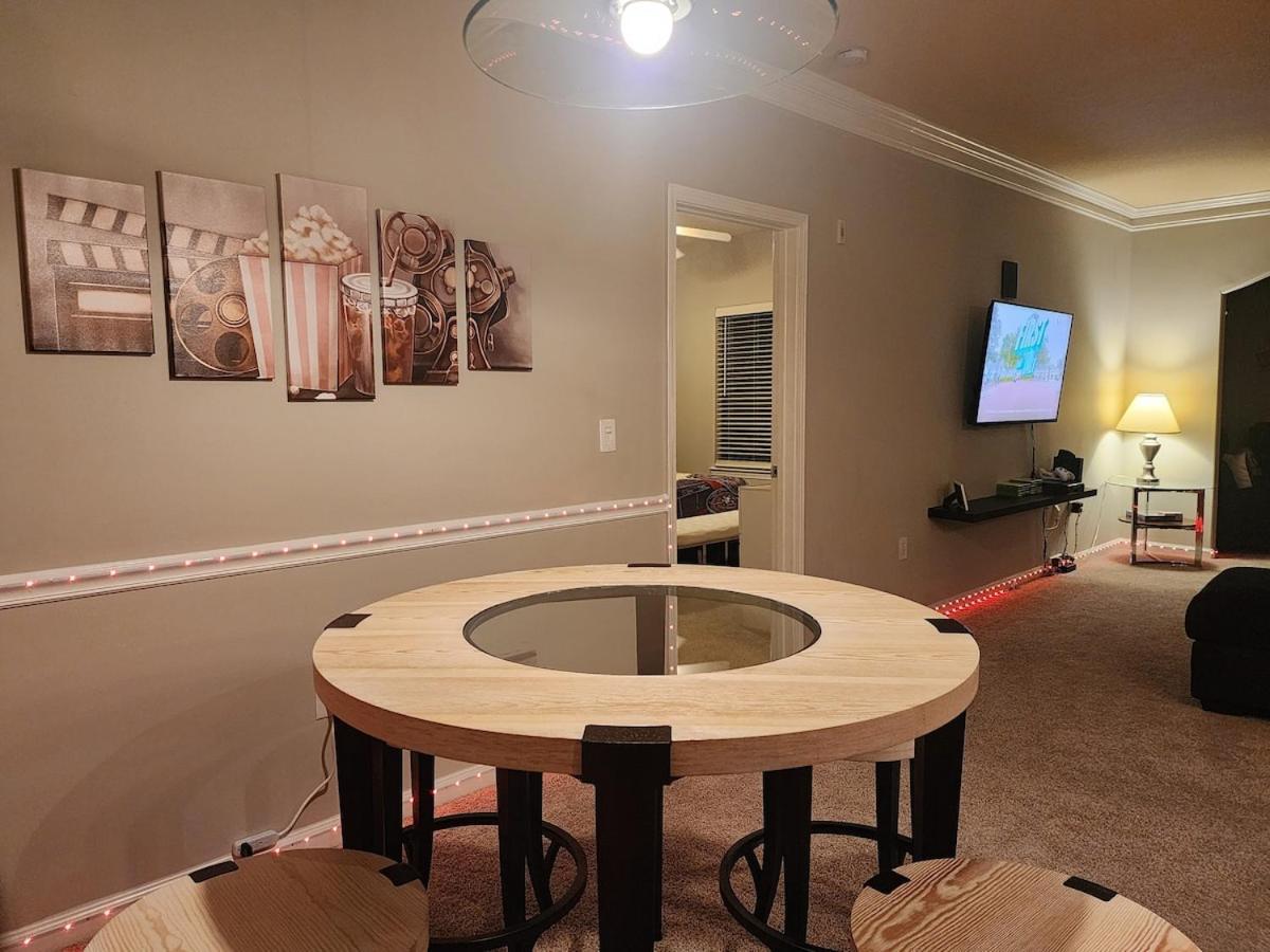 Two The Movies - Spacious - Sleeps 7 Instant Booking! Apartment *