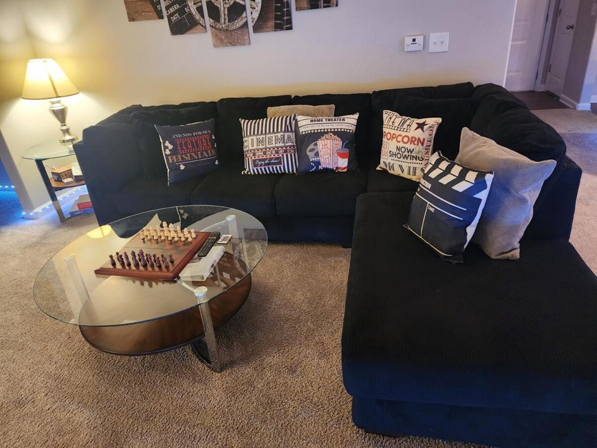 Apartment Two The Movies - Spacious - Sleeps 7 Instant Booking! *