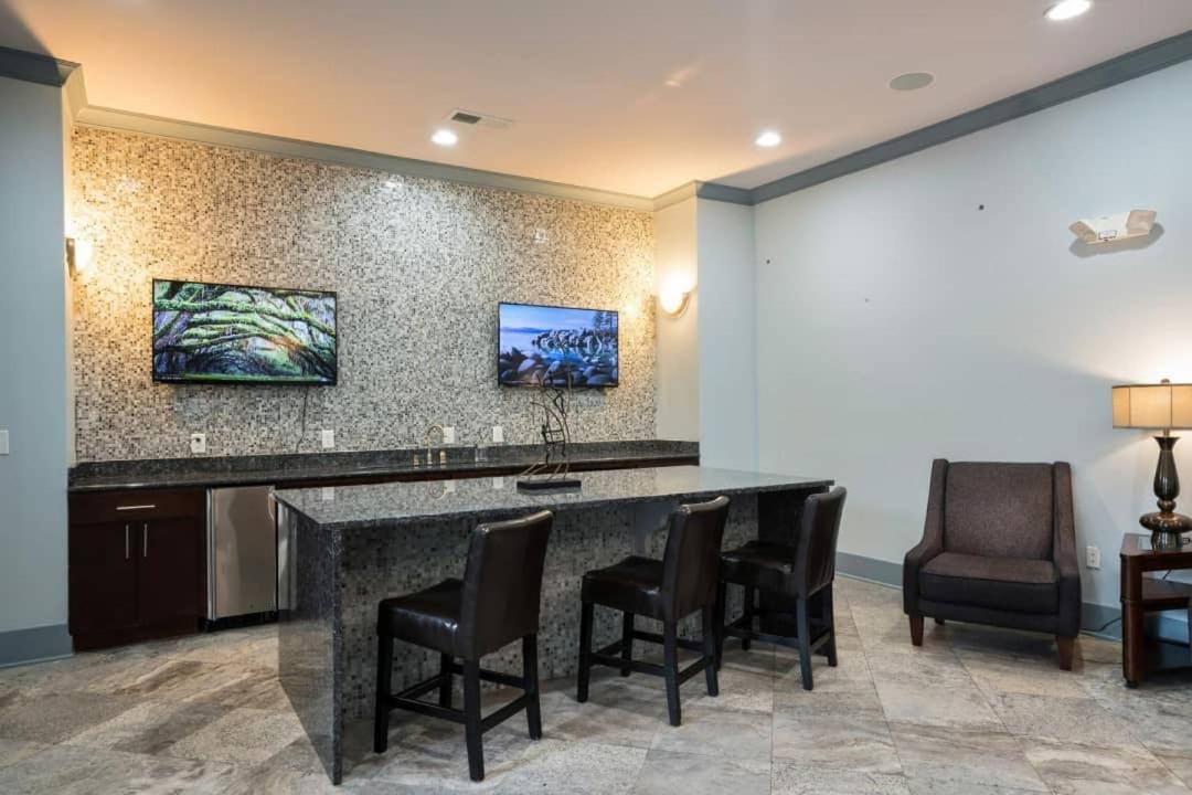 Two The Movies - Spacious - Sleeps 7 Instant Booking! *